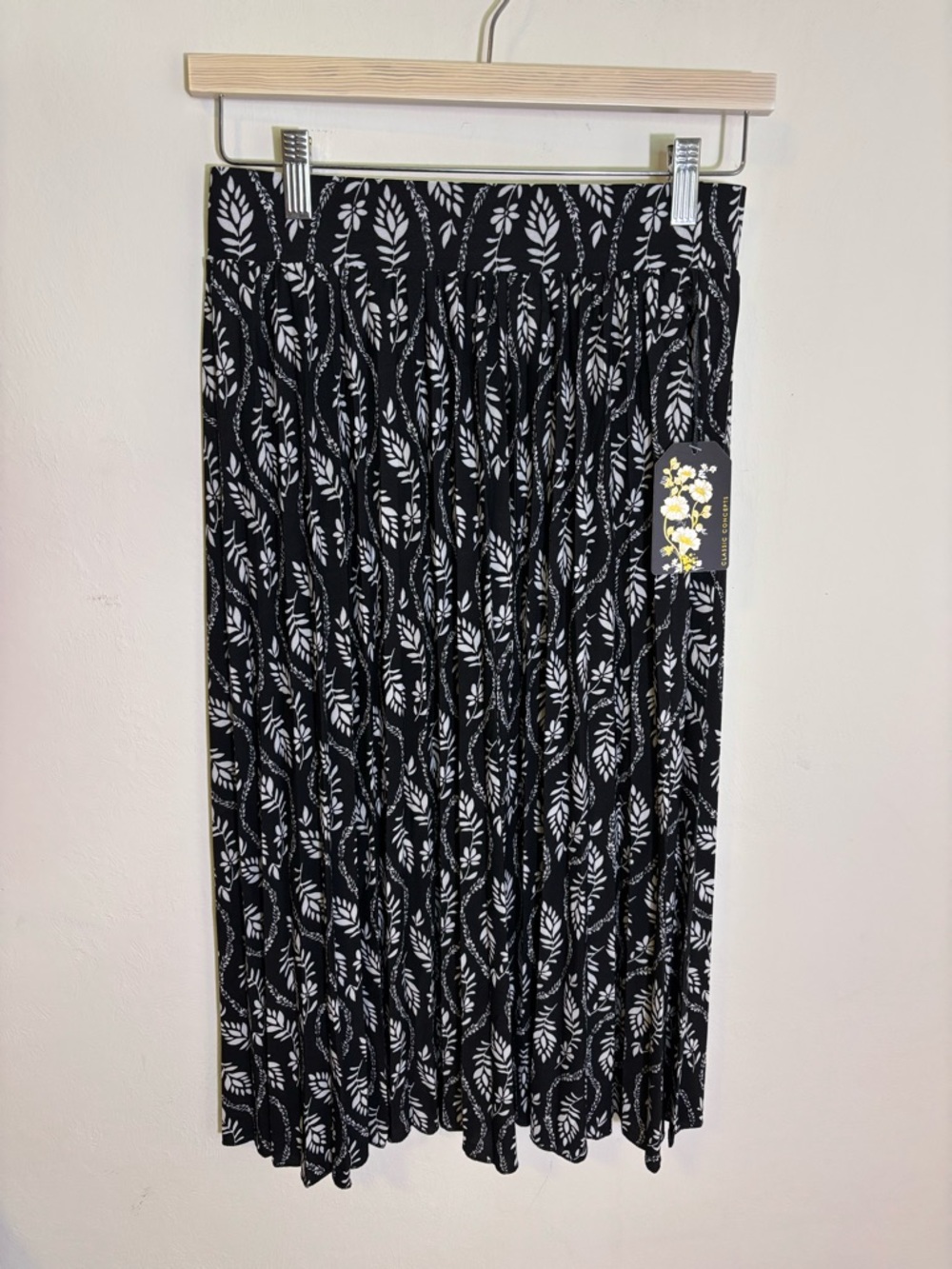 Black and White Leaf-Print Pleated Midi Skirt